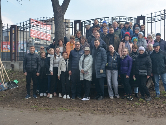 Артем Чекмарев принял участие в городском субботнике