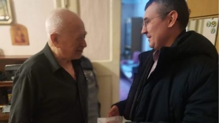 Клуб избирателей Вячеслава Илюхина вручил подарки ветеранам-блокадникам