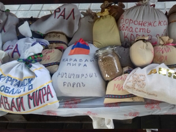 Волгоградские члены партии "РОДИНА" приняли участие в акции "Каравай мира"