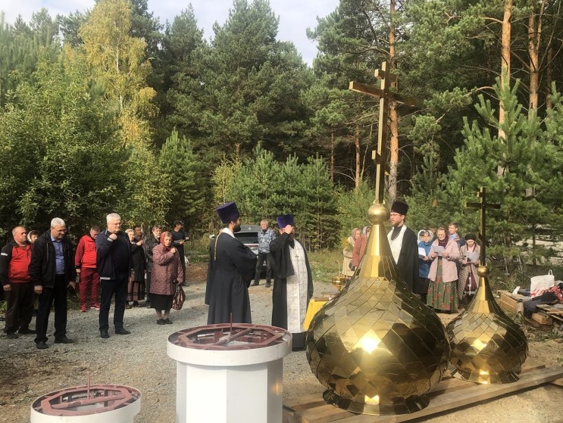 На храм, построенный при поддержке Илюхина, водрузили купола и кресты
