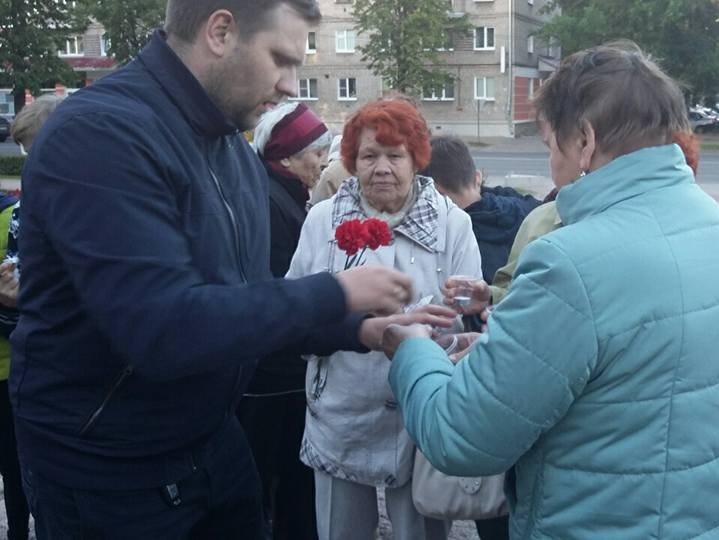 Псковские партийцы провели мемориальную акцию "Свеча памяти"