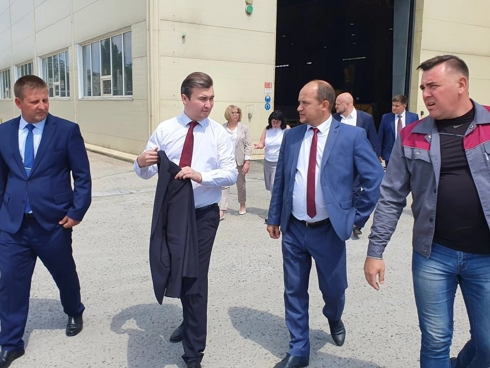 Никита Габов и Дмитрий Гапонов посетили предприятие стройматериалов