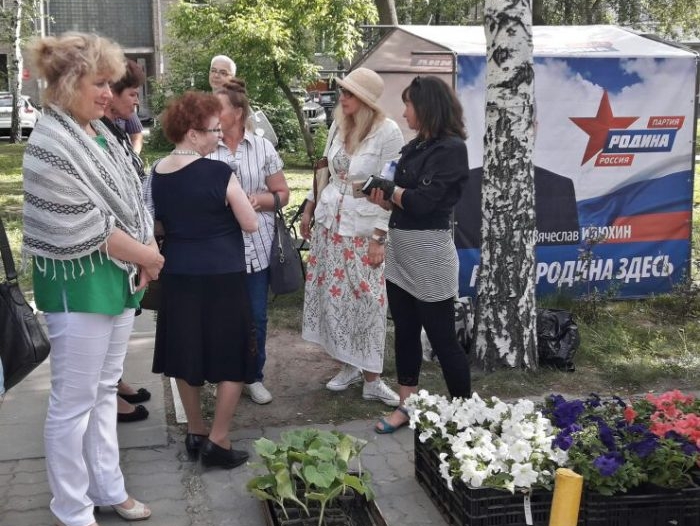 Партийцы провели акцию "Наша Родина — цветущий сад" в Новосибирске