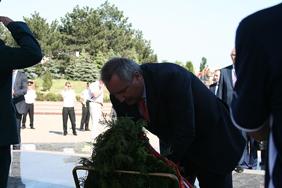 Вице-премьер РФ Дмитрий Рогозин в Молдове, 9 мая 2013 года