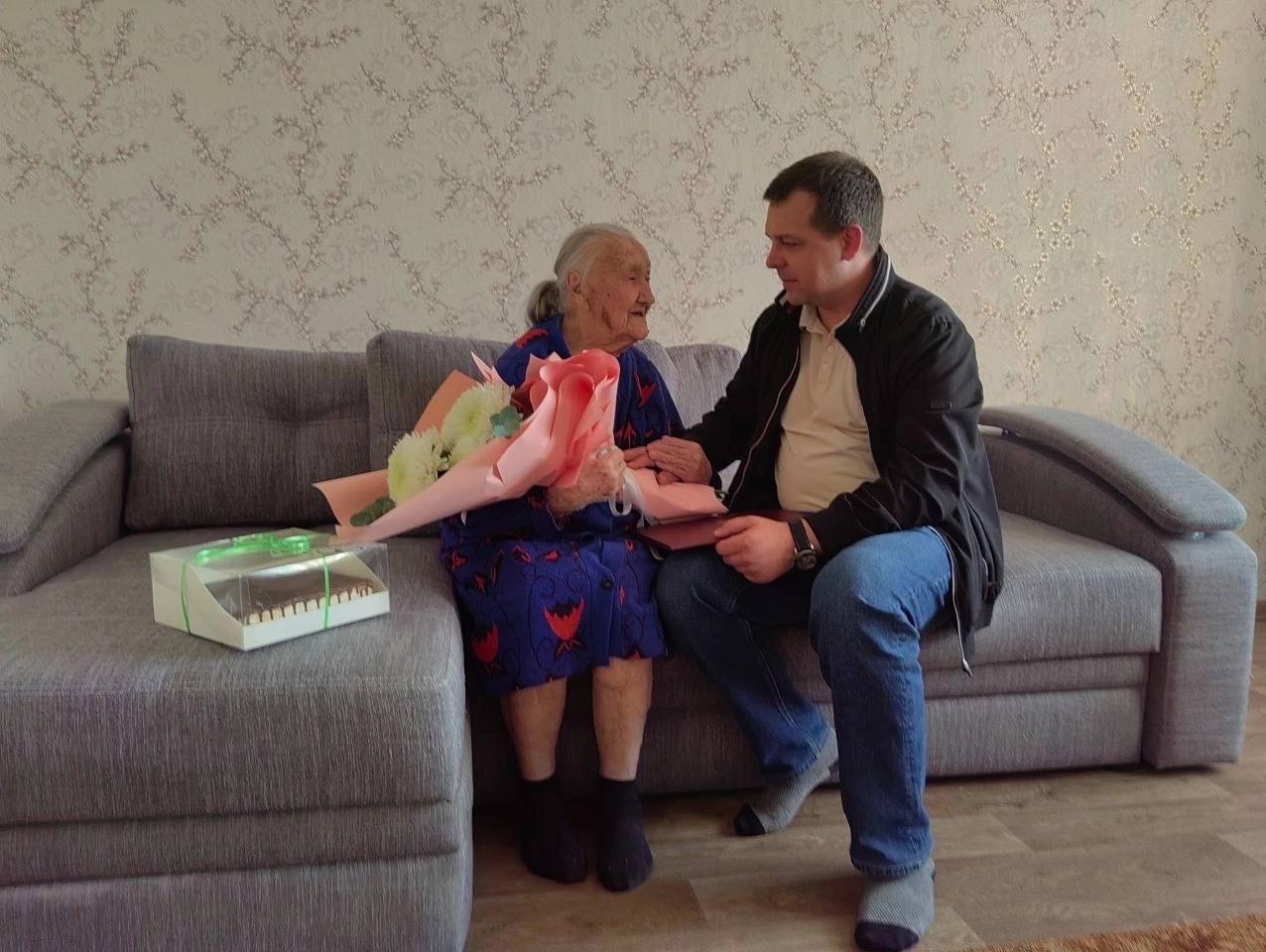 Дмитрий Борисов поздравил ветерана ВОВ со 102-летием