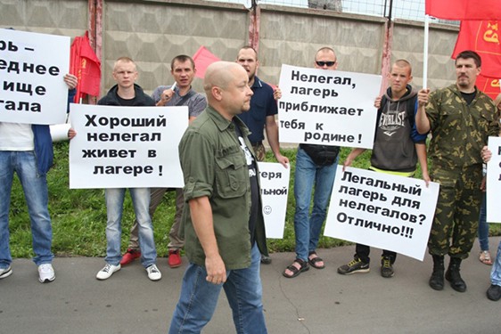 Акция партии "РОДИНА" у лагеря для нелегалов в Гольяново, 15 августа 2013 г