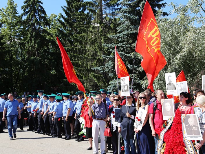 Патриоты Челябинска возложили венки к Вечному огню
