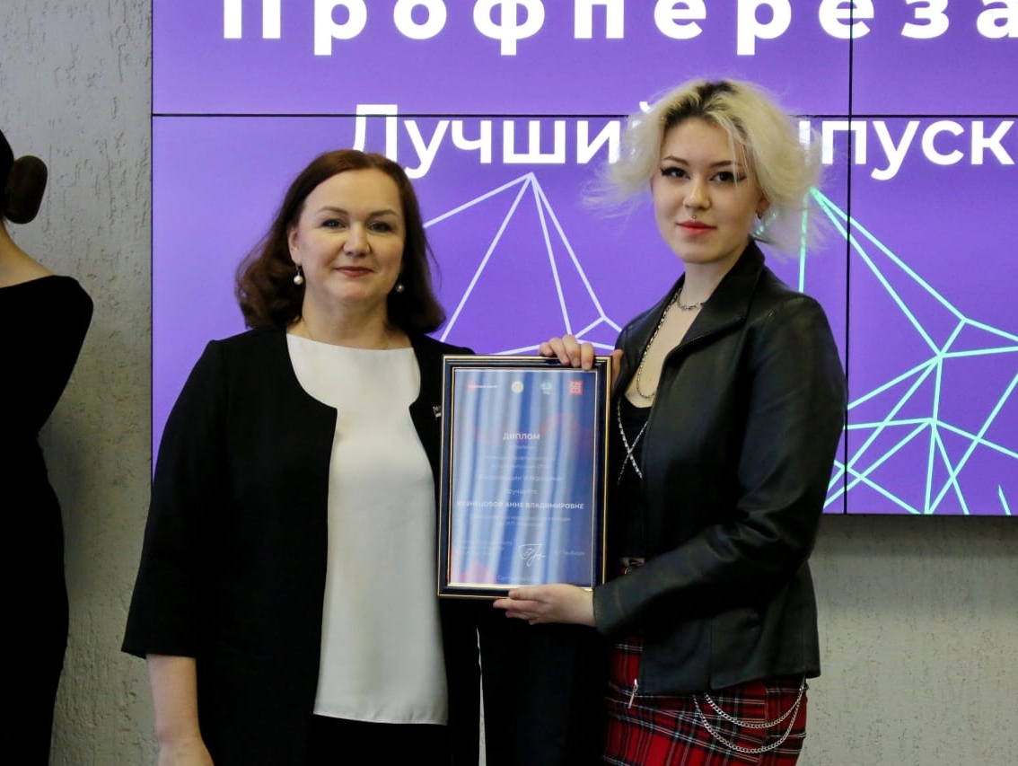 Елена Иванова приняла участие в конкурсе «ПрофПерезагрузка: лучший выпускник СПО» в качестве эксперта и вручила подарок одному из победителей конкурса