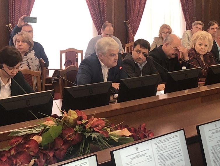 Вячеслав Илюхин подверг резкой критике концессию по строительству поликлиник в регионе
