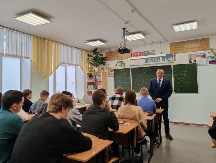 Депутат Совета Новосибирска от партии "РОДИНА" Леонид Рыбин провел урок мужества