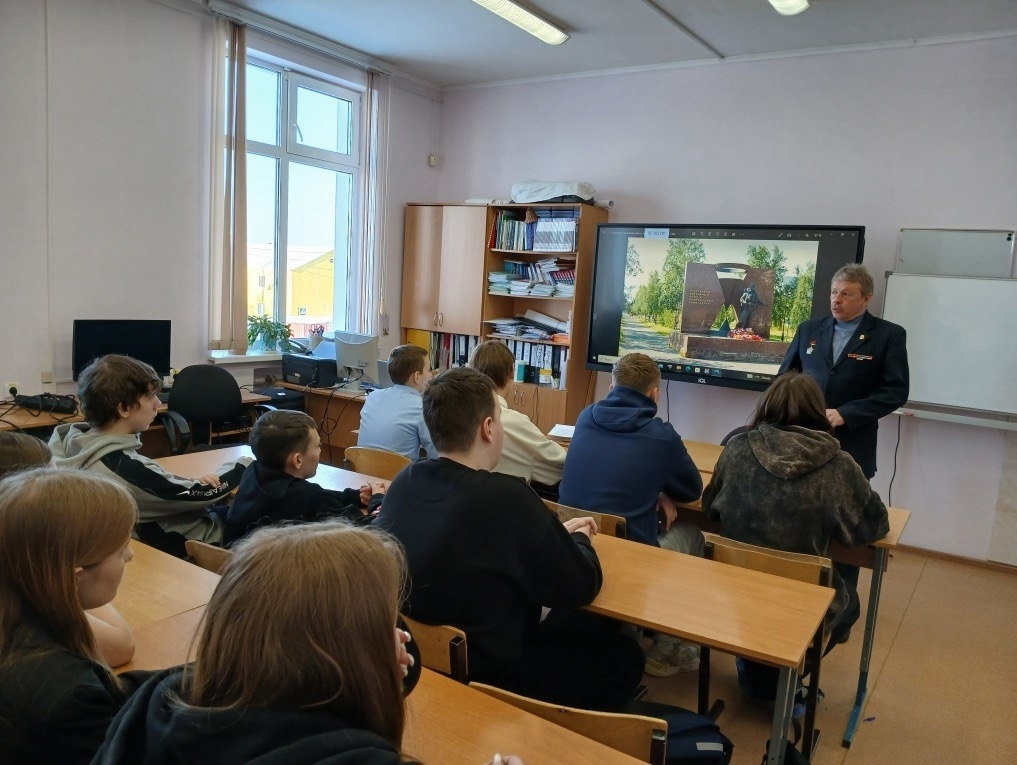 Евгений Макаров встретился с 9-классниками школы №2 города Нарьян-Мара