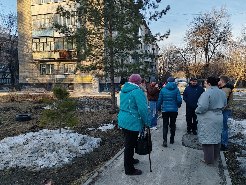 Помощники Вячеслава Илюхина обсудили благоустройство территории с жителями многоквартирных домов Новосибирска
