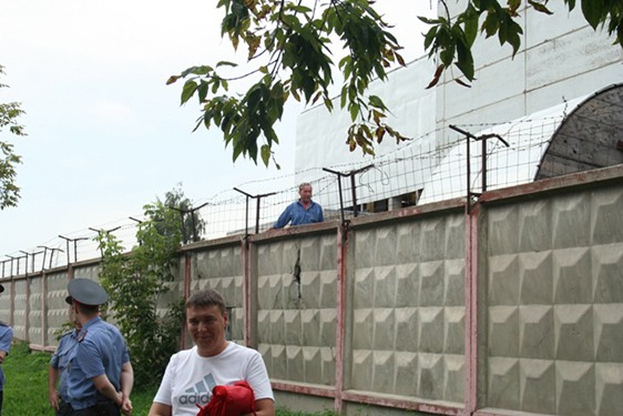 Акция партии "РОДИНА" у лагеря для нелегалов в Гольяново, 15 августа 2013 г
