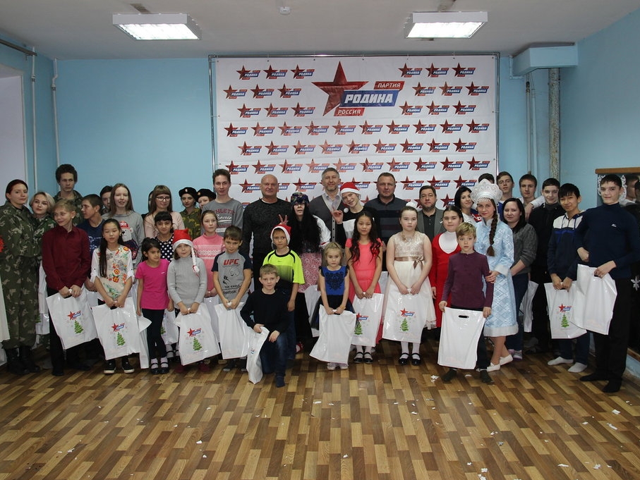 Самарская "РОДИНА" устроила новогодний праздник в подростковом клубе "Пламя"