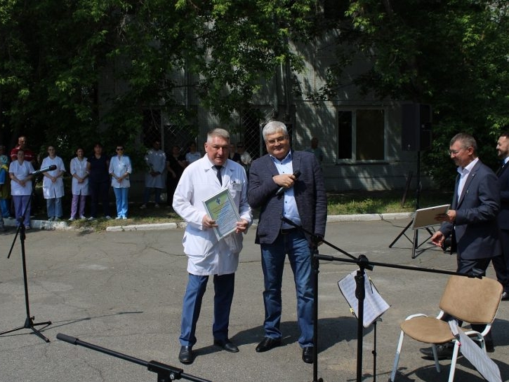 Вячеслав Илюхин и Леонид Рыбин поздравили медиков с профессиональным праздником