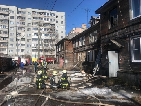 АРХАНГЕЛЬСКАЯ "РОДИНА" ПОМОЖЕТ СЕМЬЕ ПОГОРЕЛЬЦЕВ И ПРОСЛЕДИТ ЗА РАССЕЛЕНИЕМ АВАРИЙНЫХ ДОМОВ