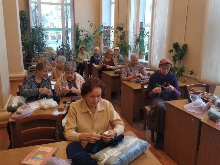 В Новосибирске растет число волонтеров, участвующих в акции "Вяжем носки солдату"
