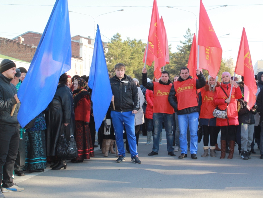 Партийцы Новочеркасска пришли на митинг в честь Дня народного единства