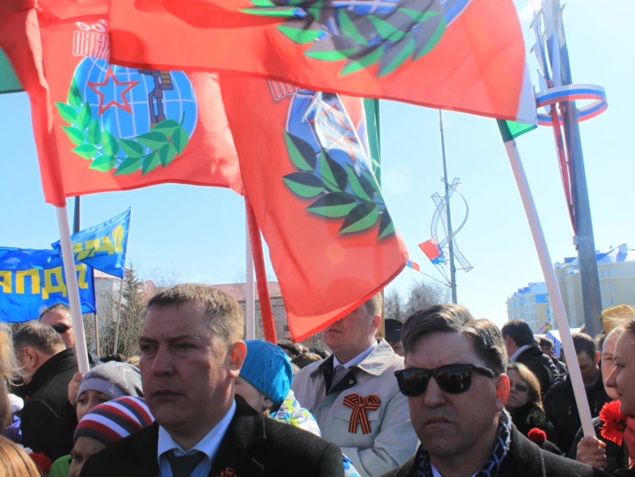 Активисты Нарьян-Мара возложили цветы к Вечному огню
