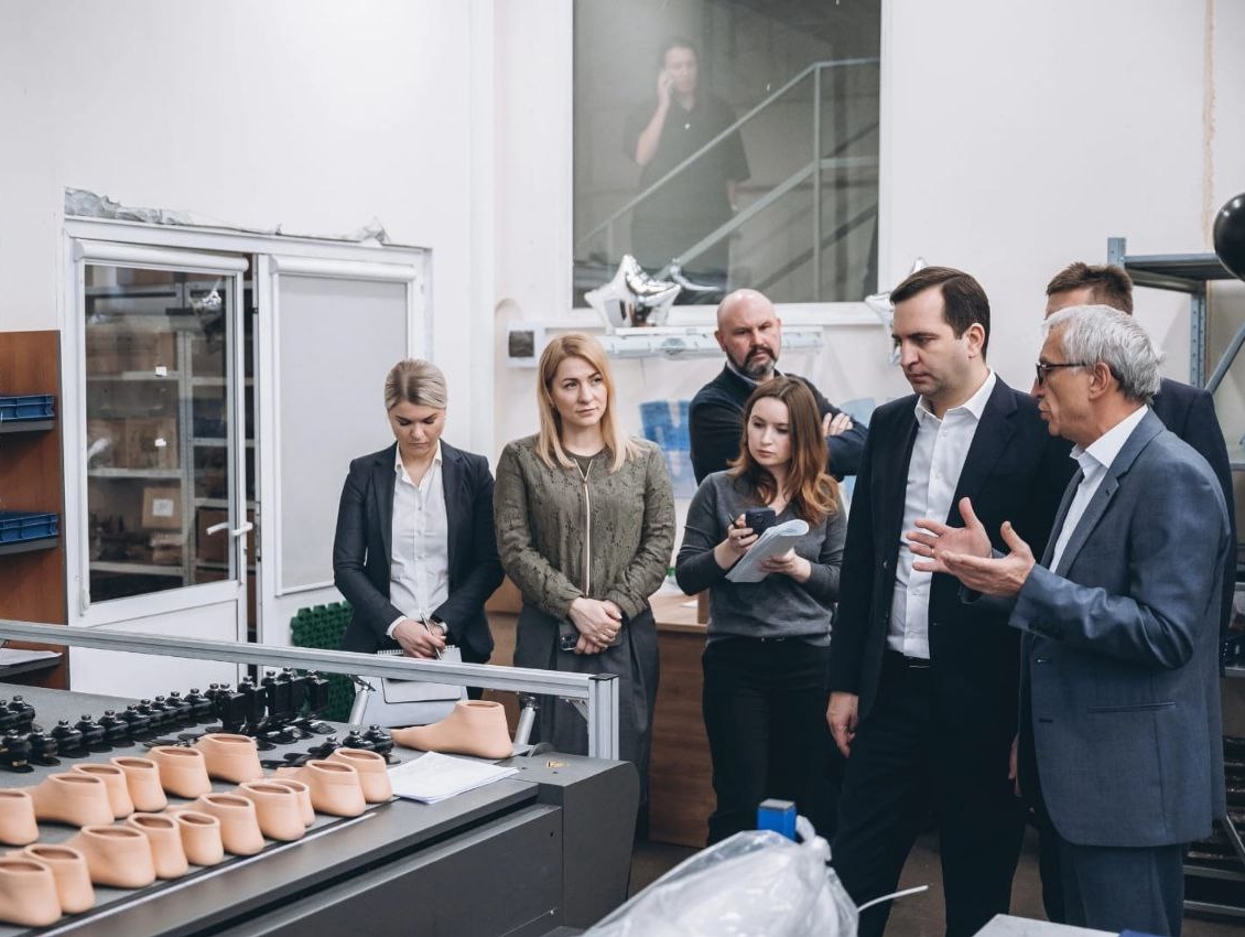 Мария Тарасова посетила завод, которое специализируется на комплектующих для протезирования