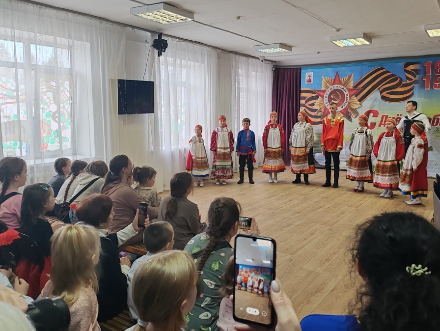 Помощники Вячеслава Илюхина поддержали Детский Дом культуры им. Д.Н. Пичугина в проведении посвященной 80-летию Победы в ВОВ программы «Весна на клавишах Победы»