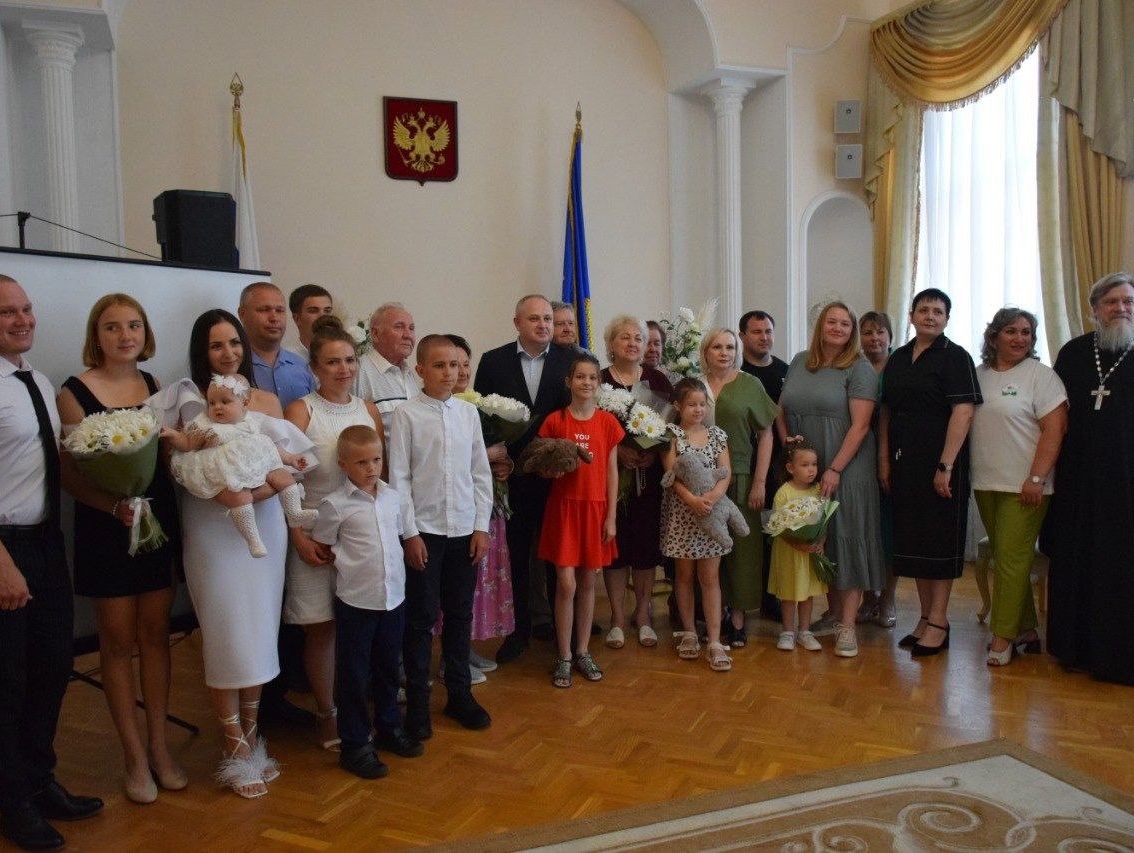 Максим Косенков: 16 пар из Тамбова приняли участие в параде "Россия — Семья семей"
