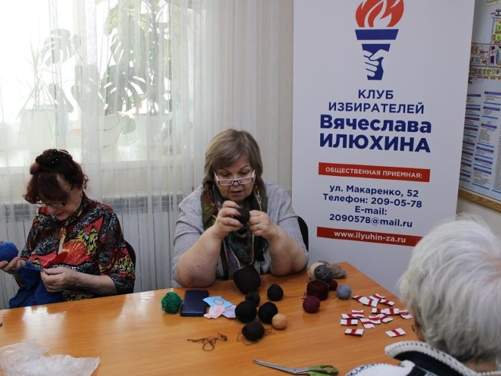 Акция "Вяжем носки солдату", организованная Клубом избирателей Вячеслава Илюхина, продолжается
