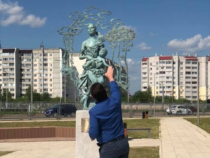 Елена Гончарова приветствовала появление в Твери скульптуры "Счастье материнства"