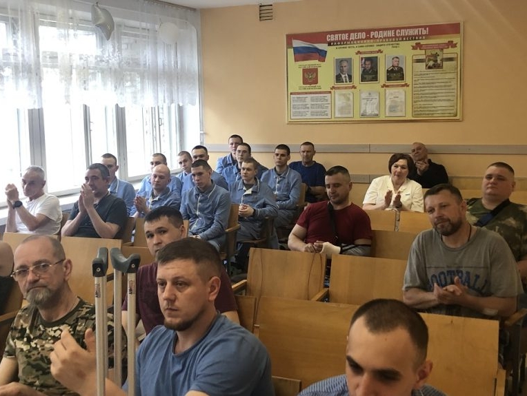 По инициативе Вячеслава Илюхина воспитанники и педагоги Детского дома культуры им. Д.Н. Пичугина города Новосибирска дали концерт для бойцов в госпитале