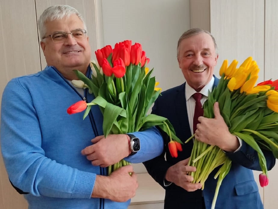 Вячеслав Илюхин и Леонид Рыбин поздравили десятки женских коллективов Новосибирска