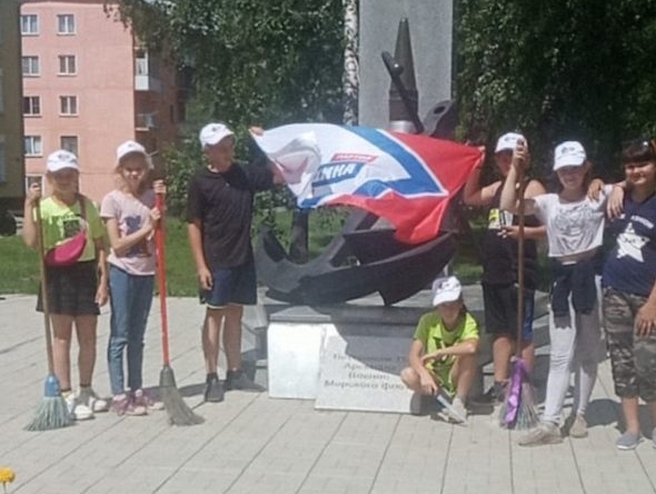 Накануне Дня памяти и скорби ребята из трудового отряда школьников привели в порядок памятник ветеранам в Новосибирске
