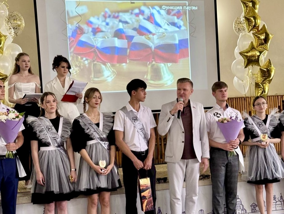 ВЫПУСКНАЯ ЛИНЕЙКА «ПОСЛЕДНИЙ ЗВОНОК»  С УЧАСТИЕМ ВЛАДИМИРА СУХАРЕВА