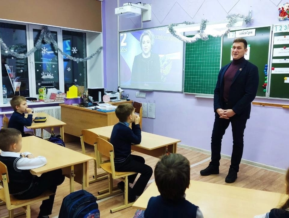 Депутат Подмосковной "РОДИНЫ" провел урок Конституции для школьников