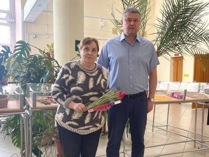 Валерий Барсук поздравил с 8 марта ветеранов труда, тружениц тыла, детей блокадного Ленинграда и жен участников СВО