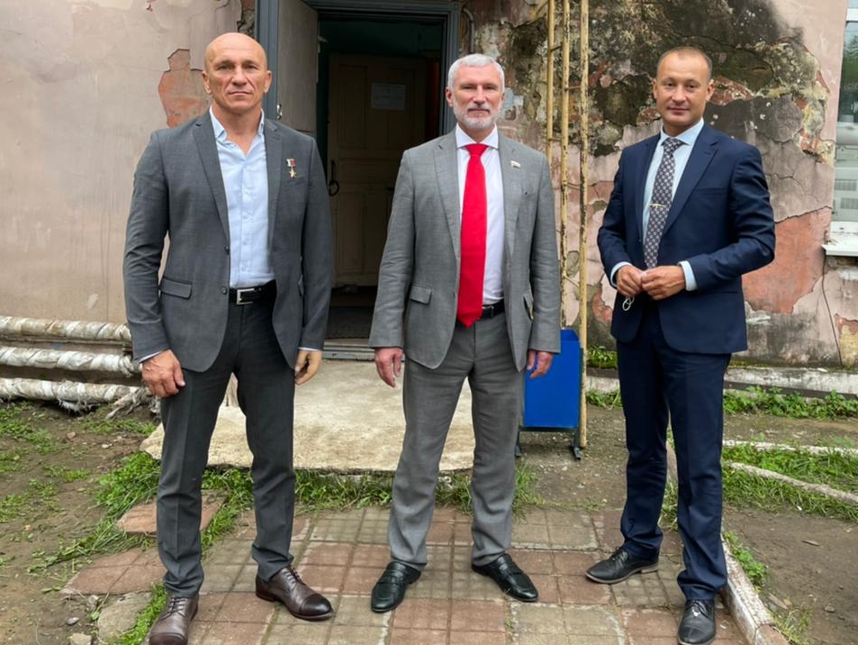 Журавлев и Богатов в Чите посетили молодежный центр "Искра"