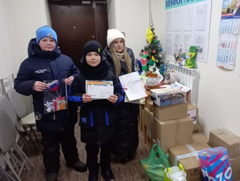 Ученики и педагоги Новосибирска передали в Клуб избирателей Вячеслава Илюхина гумпомощь для воинов, выполняющих задачи СВО