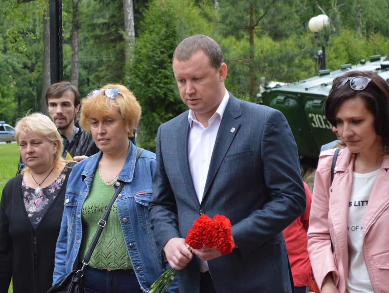 Новомосковские партийцы почтили память тех, кто погиб за Родину