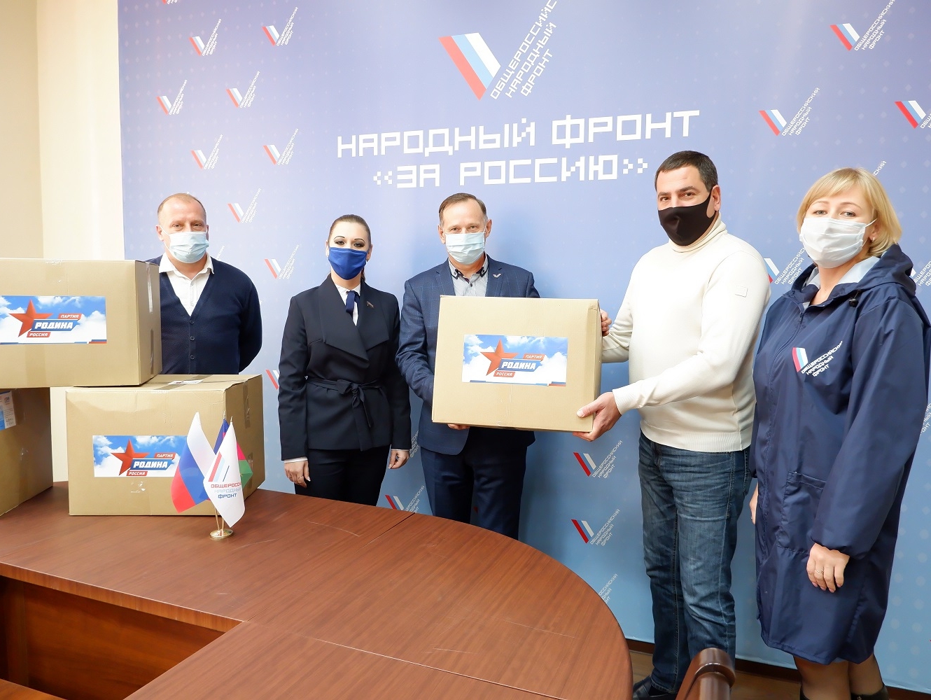 Краснодарская "РОДИНА" передала ОНФ несколько тысяч медицинских масок