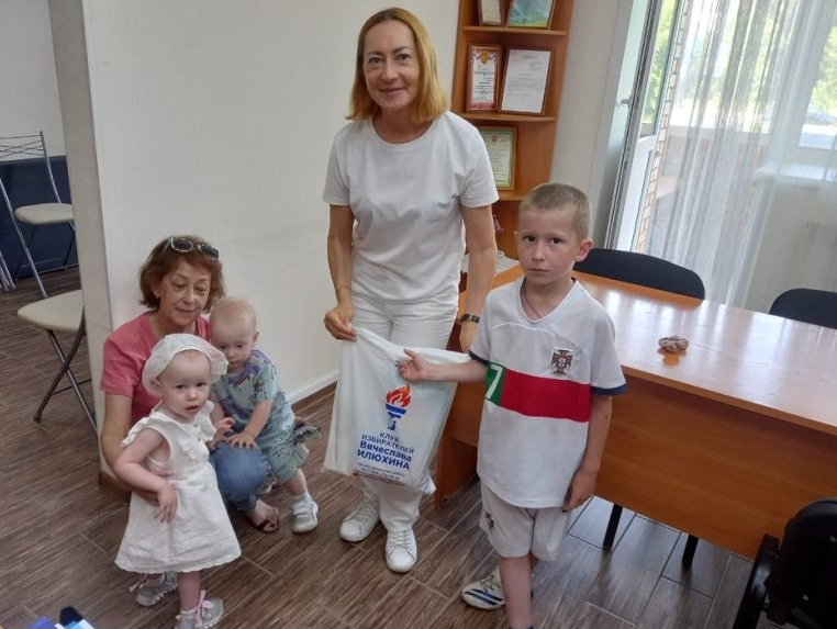 Клуб избирателей Вячеслава Илюхина провел акцию "Сладкий подарок" для многодетных семей