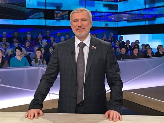 Лидер "РОДИНЫ" предложил Тинькофф Банку выпустить карты с символикой V и Z