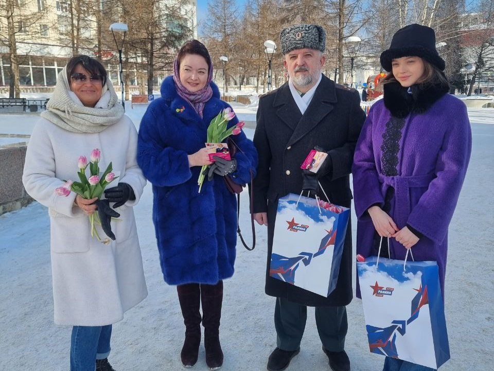 В Сыктывкаре соратники "РОДИНЫ" поздравили горожанок с Международным женским днем