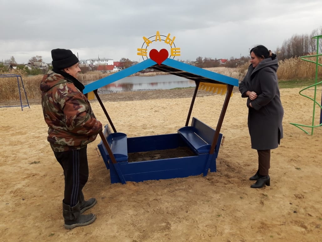 Воронежские родинцы оборудовали детскую площадку