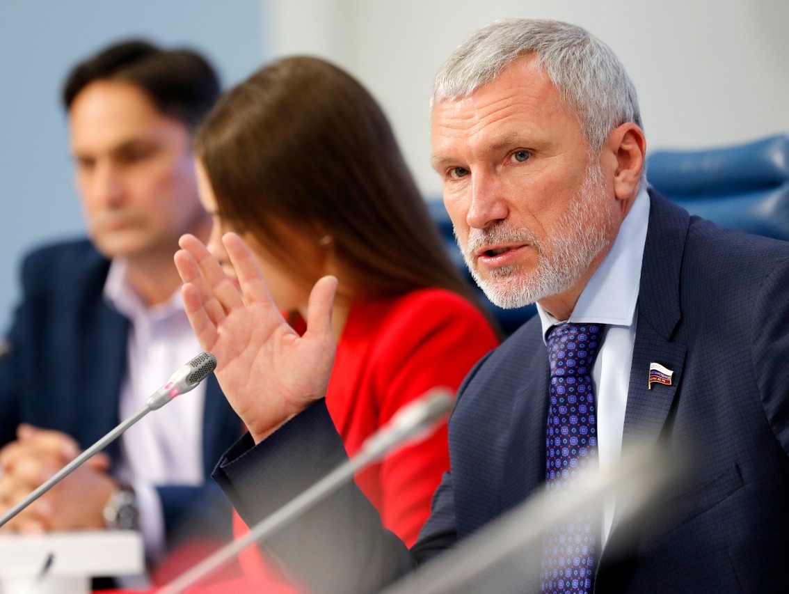 Журавлев: Проблему нехватки рабочих надо решать трудоустройством россиян