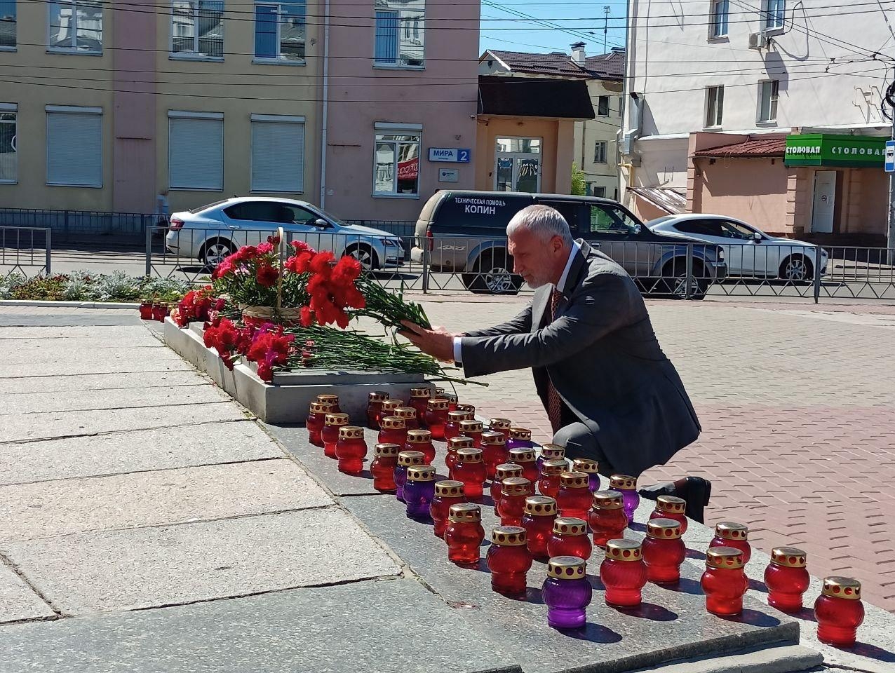 Рабочий визит в Орловскую область Журавлев начал с возложения цветов к Вечному огню