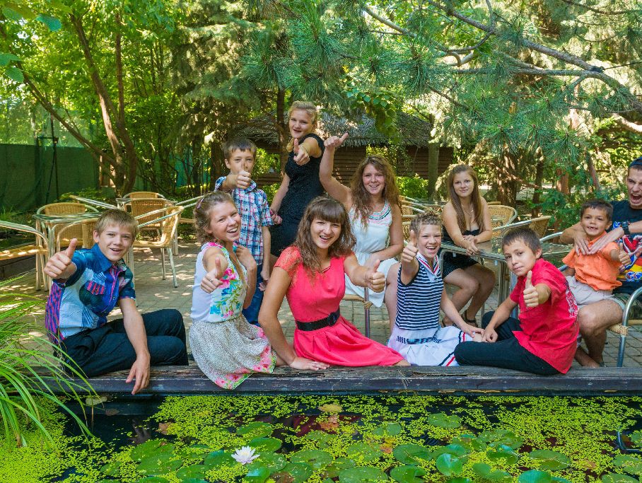 Новочерскасские партийцы организовали фотосессию для детей