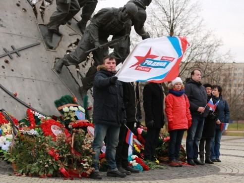 Партийцы Ленобласти почтили память российских военных, погибших в Сирии