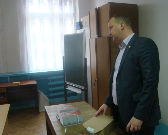 Дмитрий Шатров поздравил юных новомосковцев с Днём детской книги