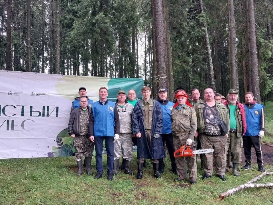Депутаты Сергей Захаров и Владимир Кухаренко навели порядок в лесном массиве