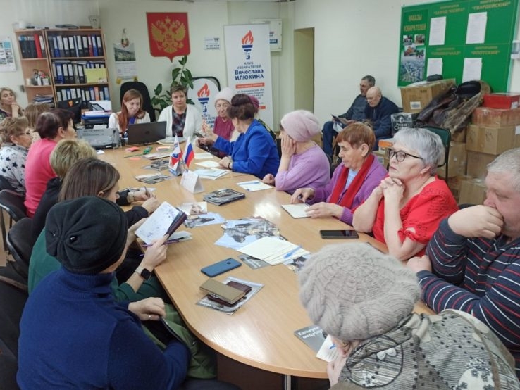 Клуб избирателей Вячеслава Илюхина учит обращению с цифровыми полисами ОМС