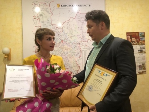 ФЕДОР ЛУГИНИН ПОЗДРАВИЛ ДЕПУТАТА КИРОВСКОГО ЗАКСА ОЛЬГУ СЫКЧИНУ С ЗАСЛУЖЕННЫМИ НАГРАДАМИ